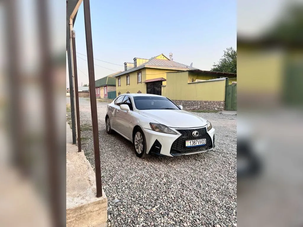 Lexus IS