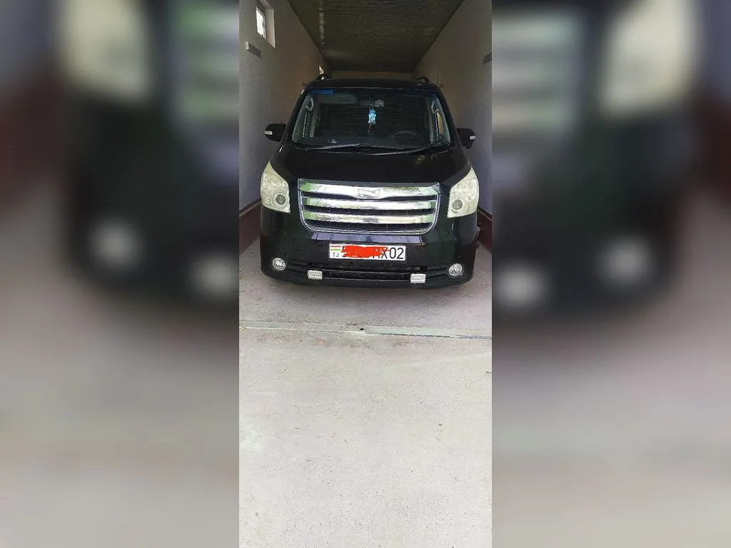 Минивэн Toyota Voxy