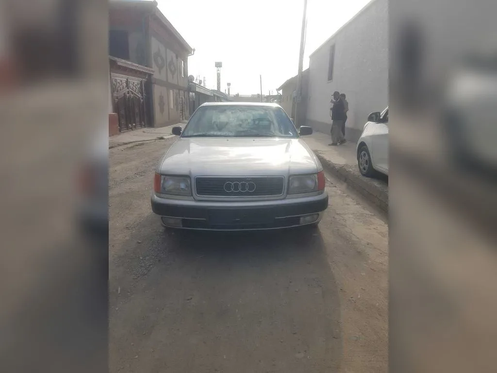 Audi 100
